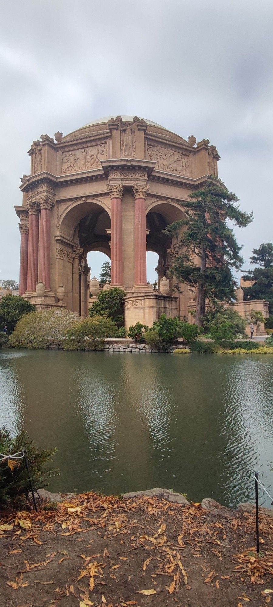 Palace of fine Arts von der gegenüberliegenden Uferseite aus fotografiert