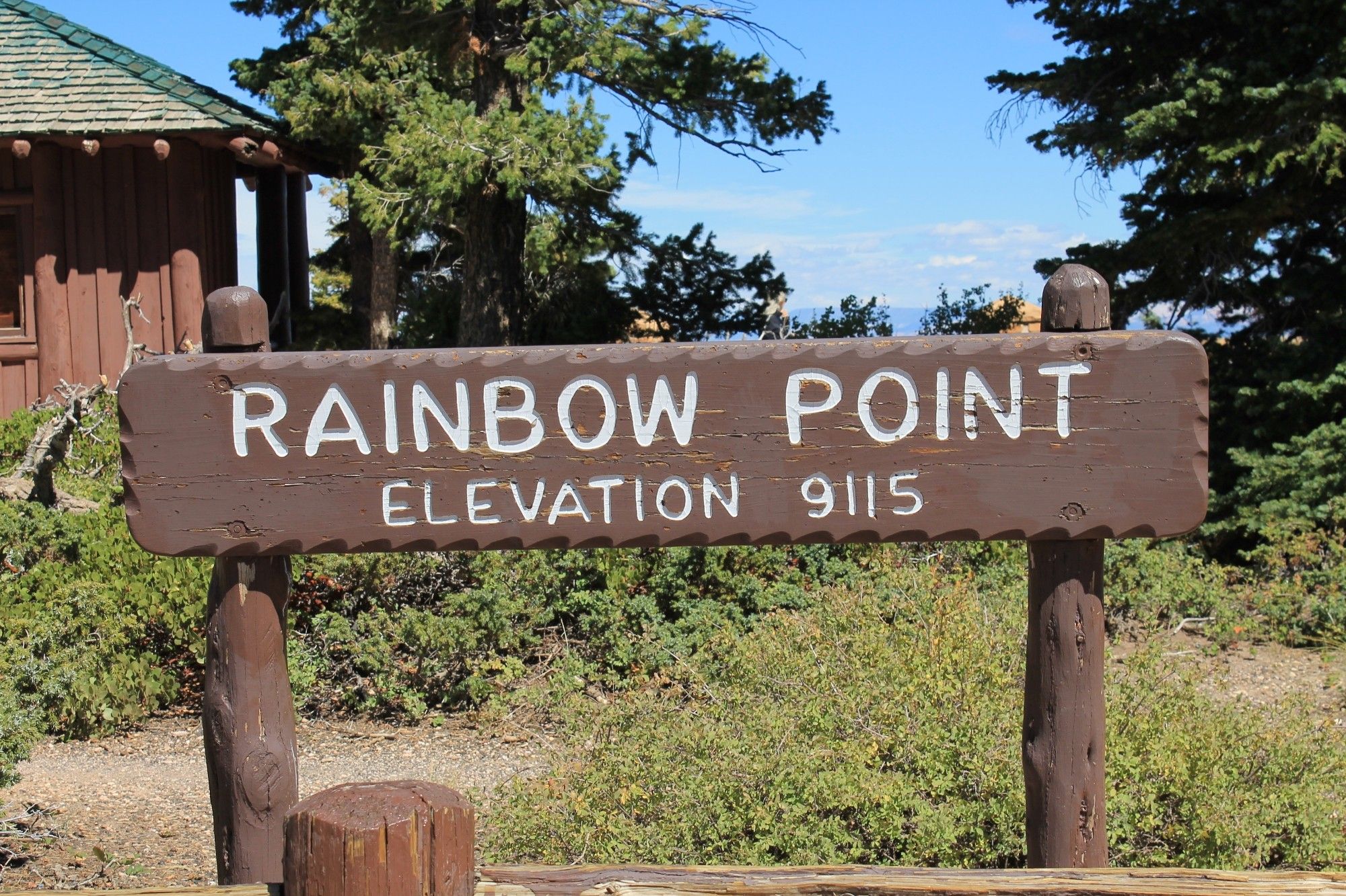 Schild am Aussichtspunkt Rainbow Point im BryceCanyon
9115 Ft. Über NN