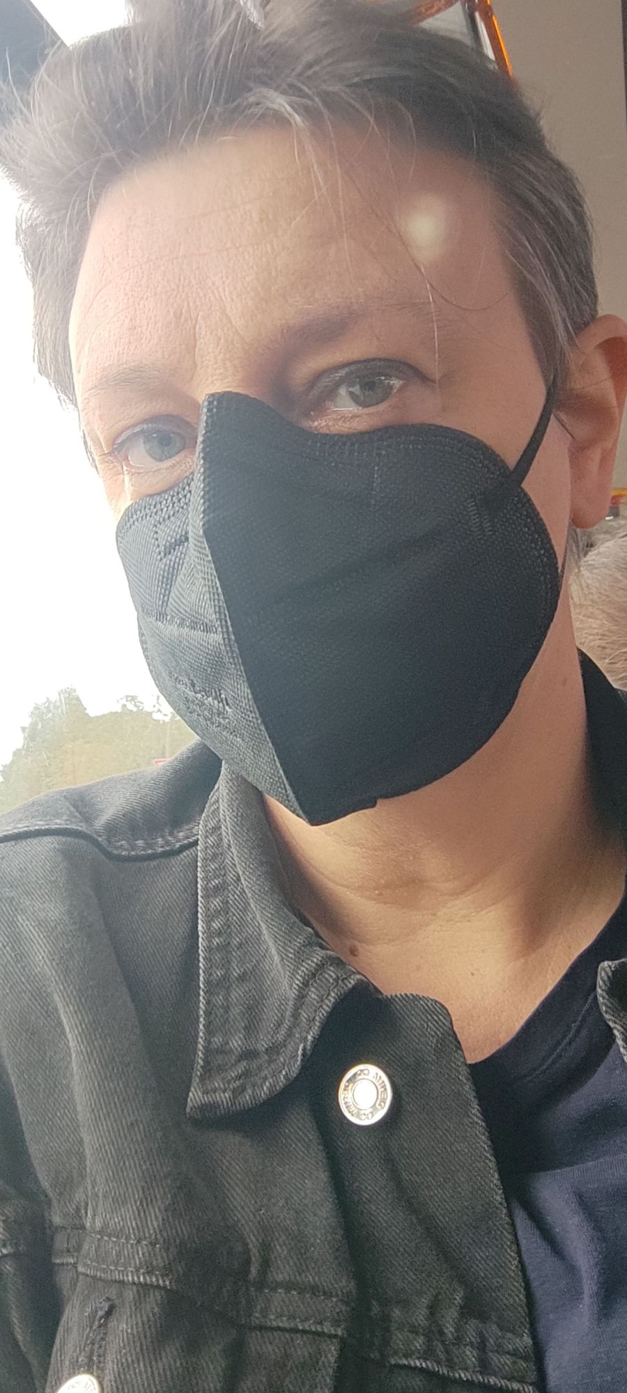 Selfie von mir mit schwarzer FFP2-MASKE im Bus.