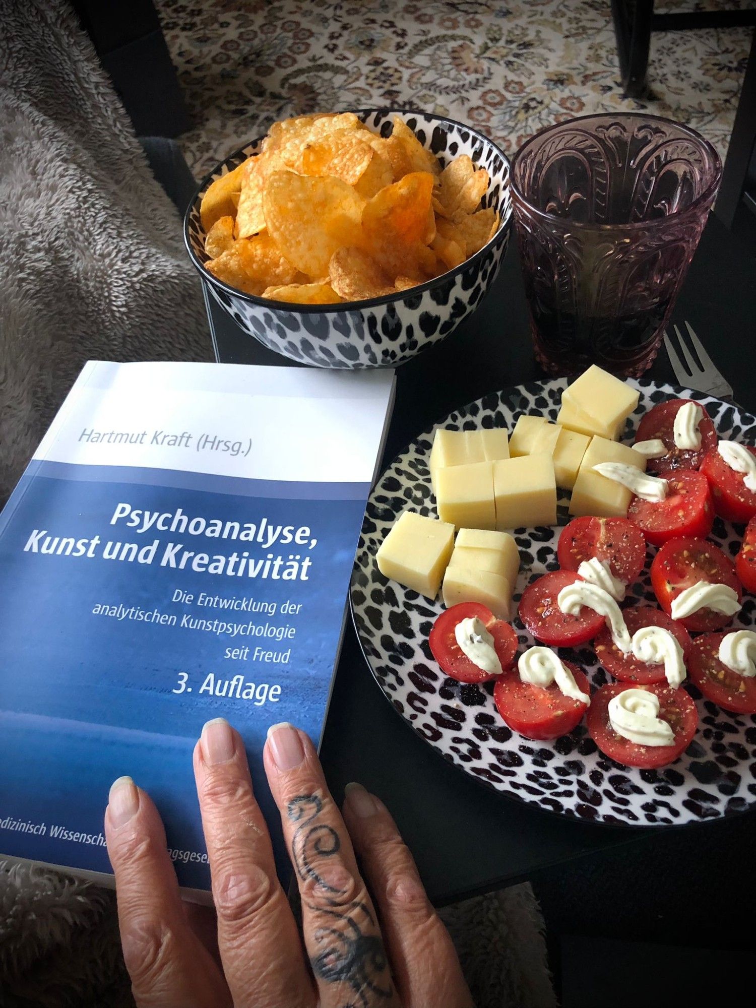 Chips, Tomaten, Käse und Buch über Psychoanalyse