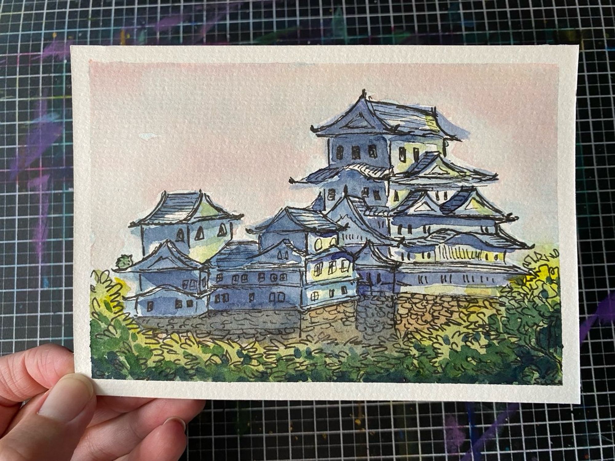 Himeji-jo. Einfache Zeichnung mit Tusche und Aquarell. Ein Kleines Strüppi ist auch dabei.