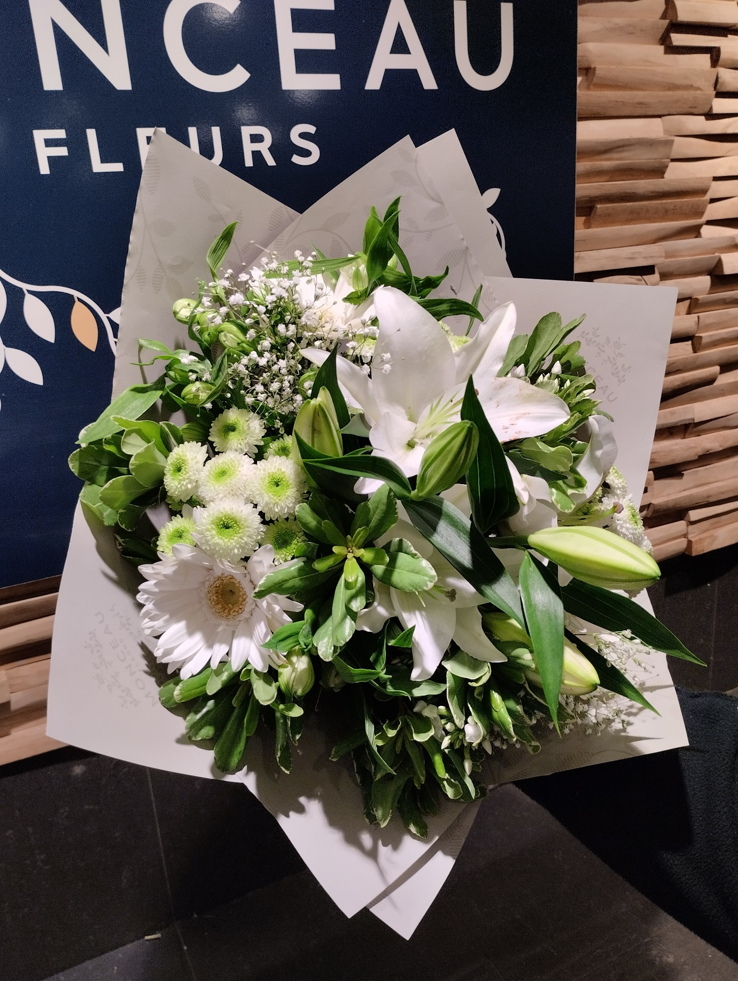 Bouquet blanc et vert, Lys, Alstroemeria, gypsophile, Santini blanc, gerbera blanc, feuillage vert 