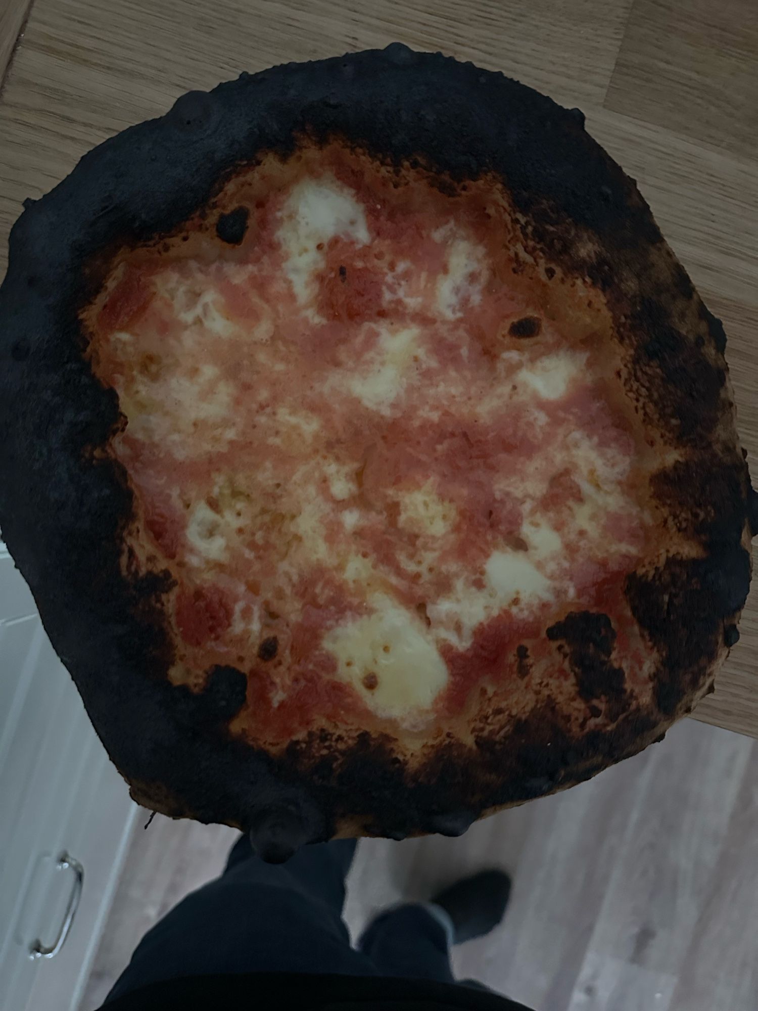 Verbrannte Pizza. Rand total verkohlt, Mitte noch ok