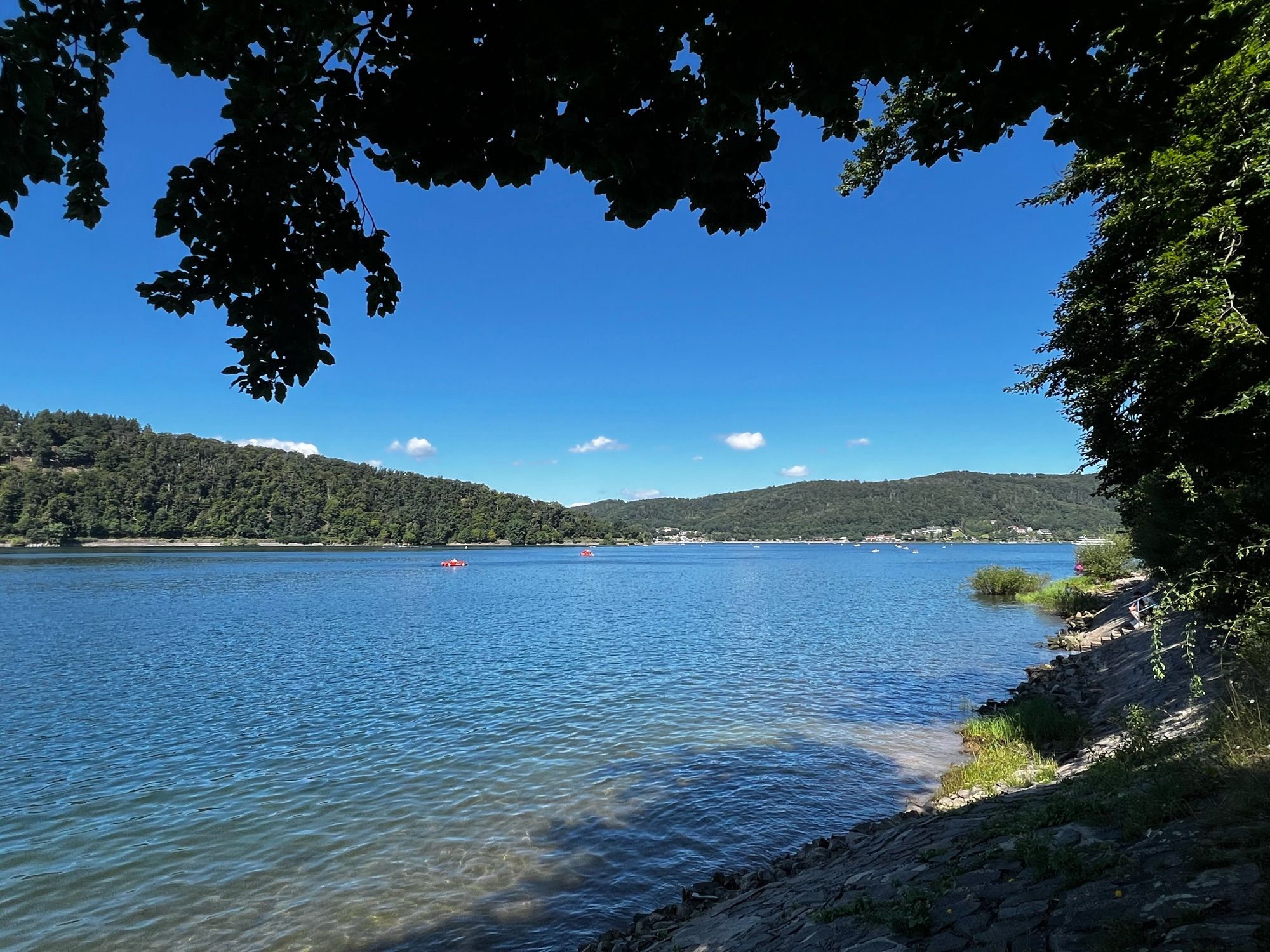 Der Edersee vom Rand aus, hier sind auch Zonen zum schwimmen.