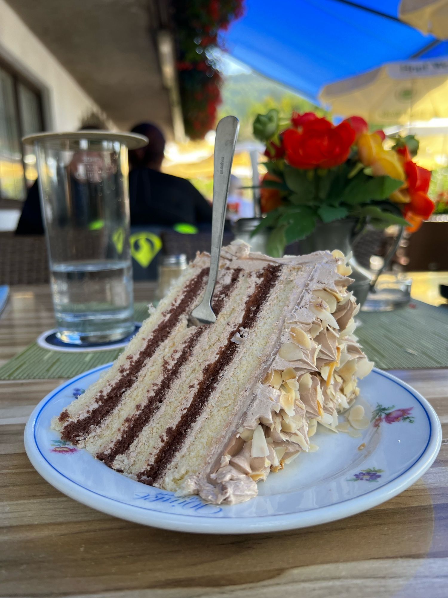 Ein großes Stück Mokka-Sahnetorte