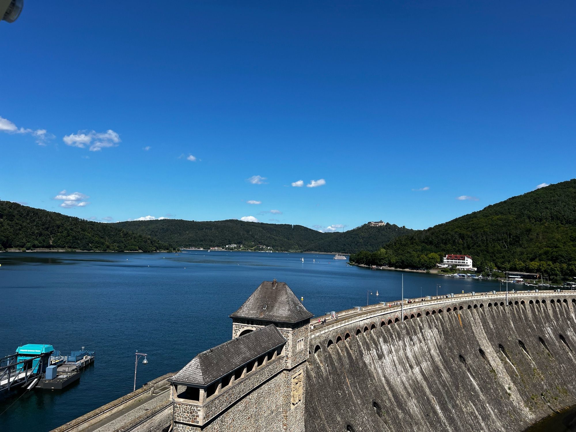 Blick auf den Edersee vom Riesenrad aus. Der Wasserstand ist ziemlich hoch, ungewöhnlich für die Jahreszeit.