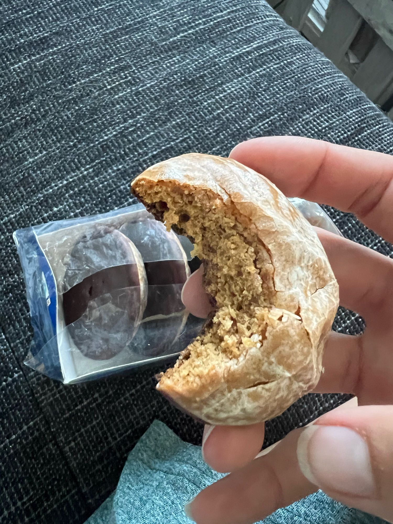 Man sieht einen halb gegessenen, runden Lebkuchen in meiner Hand.