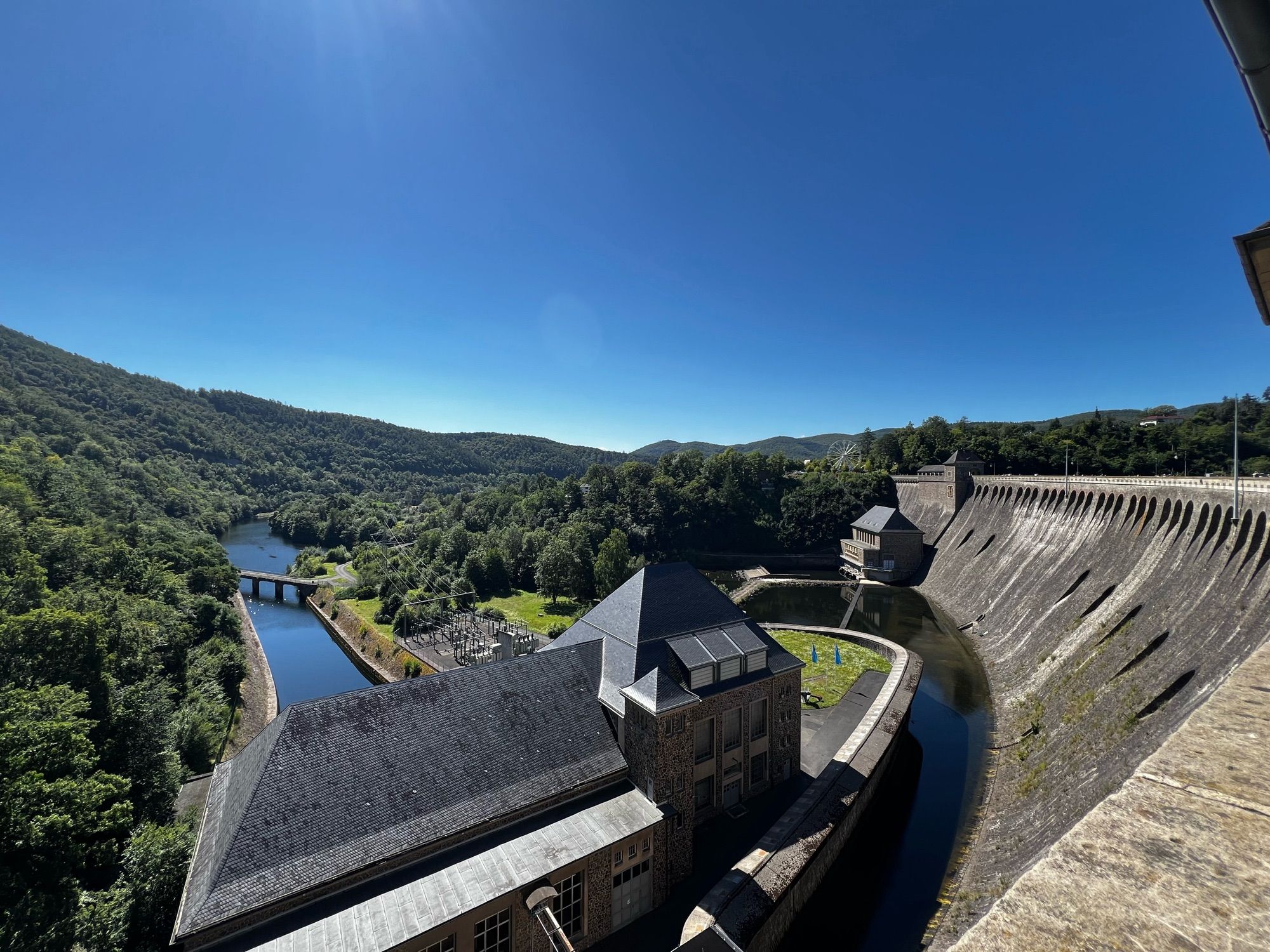 Blick auf die Außenseite der Stauseemauer.