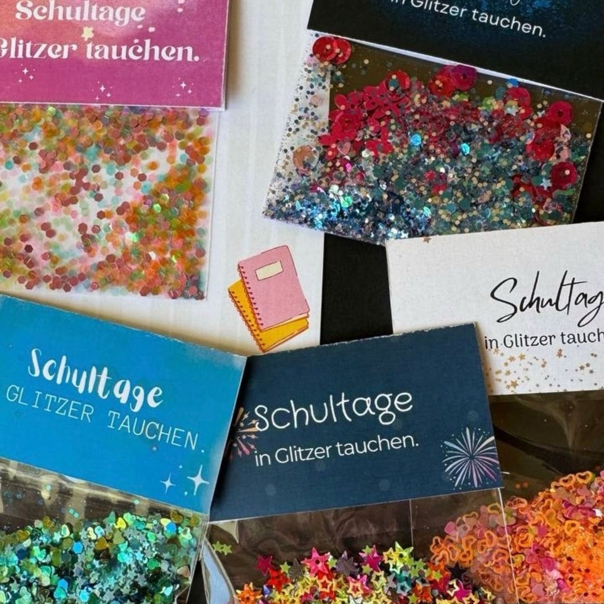 Kleine Tüten gefüllt mit Glitzer und dem Spruch
„Schultage in Glitzer tauchen.“.