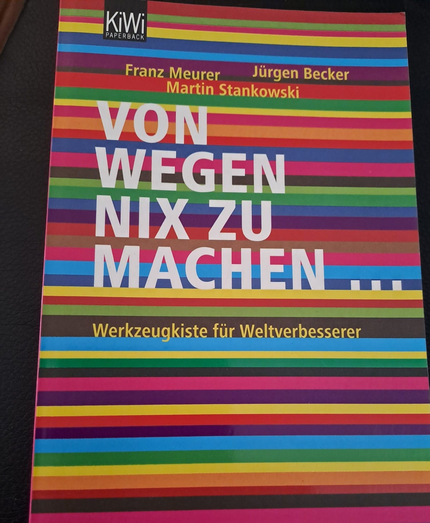 Buchcover für "von wegen nix zu machen"
bunt gestreifter Hintergrund