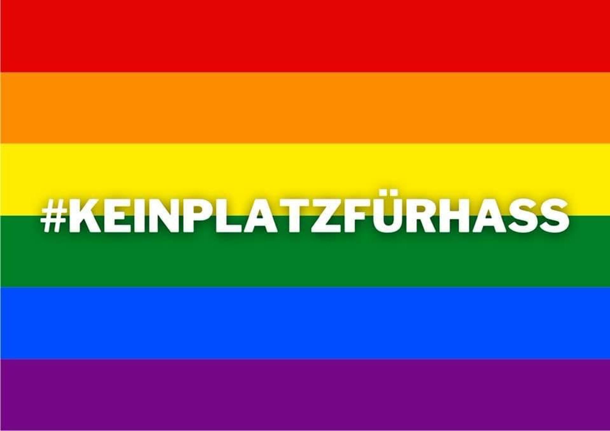 Regenbogen Fahne mit #KeinPlatzfürHass