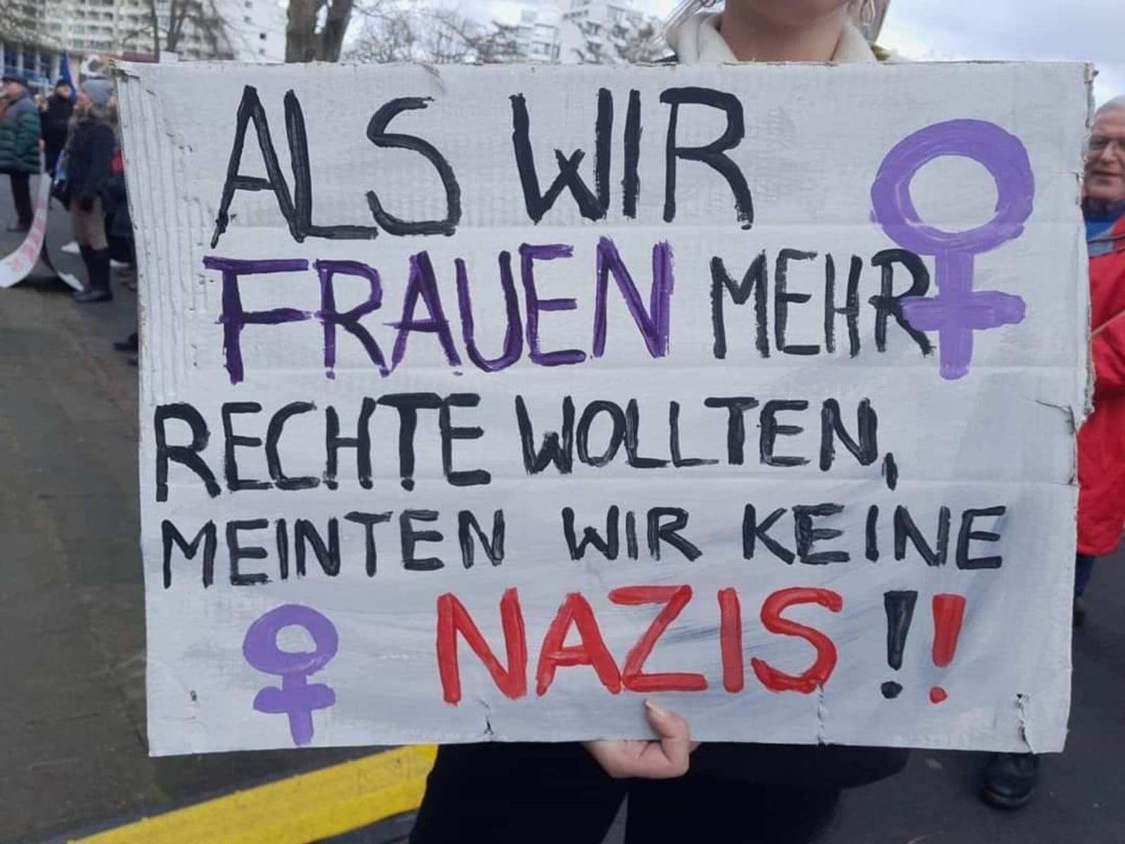 Demo Schild: Als wir Frauen mehr Rechte wollten, meinten wir keine Nazis!