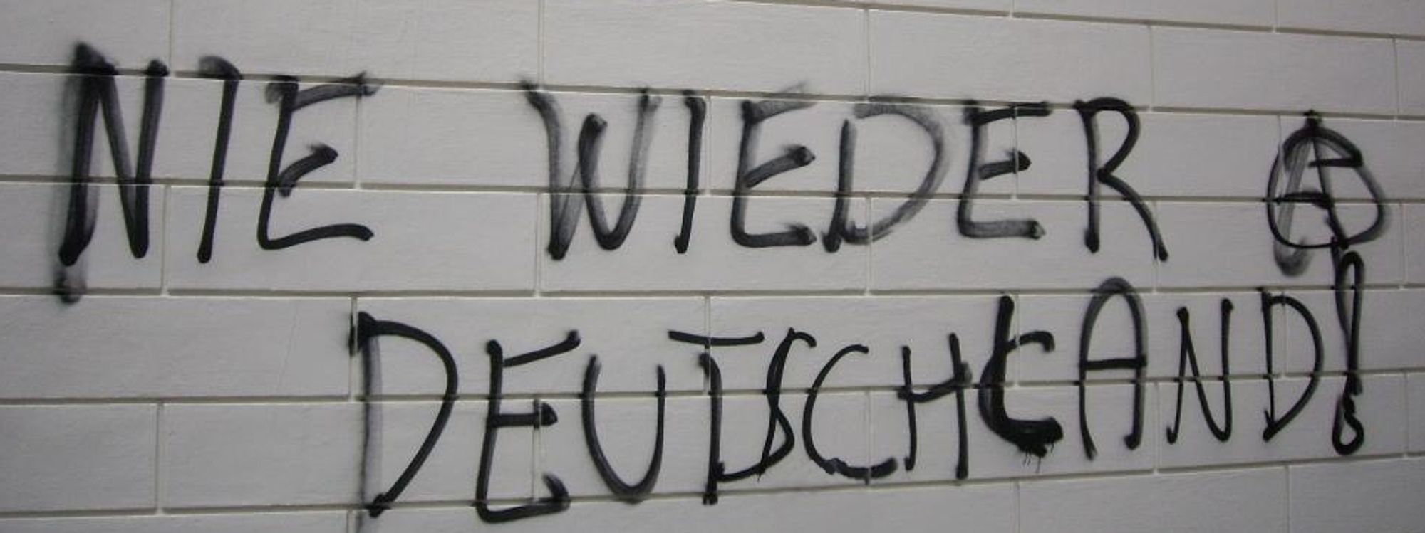 Ein Graffiti "Nie wieder Deutschland"