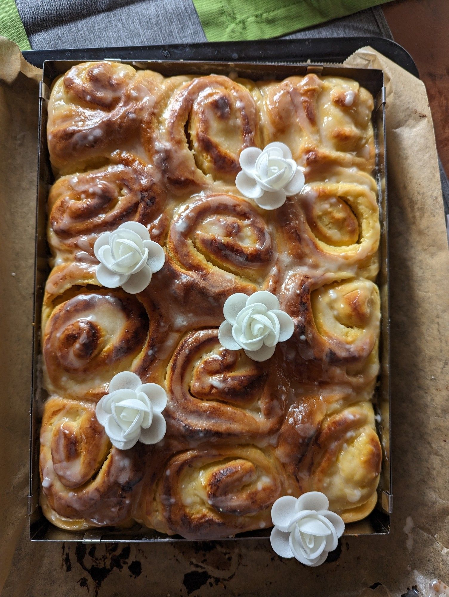 Zitronen-Schnecken aus Hefeteig mit Zuckerguss