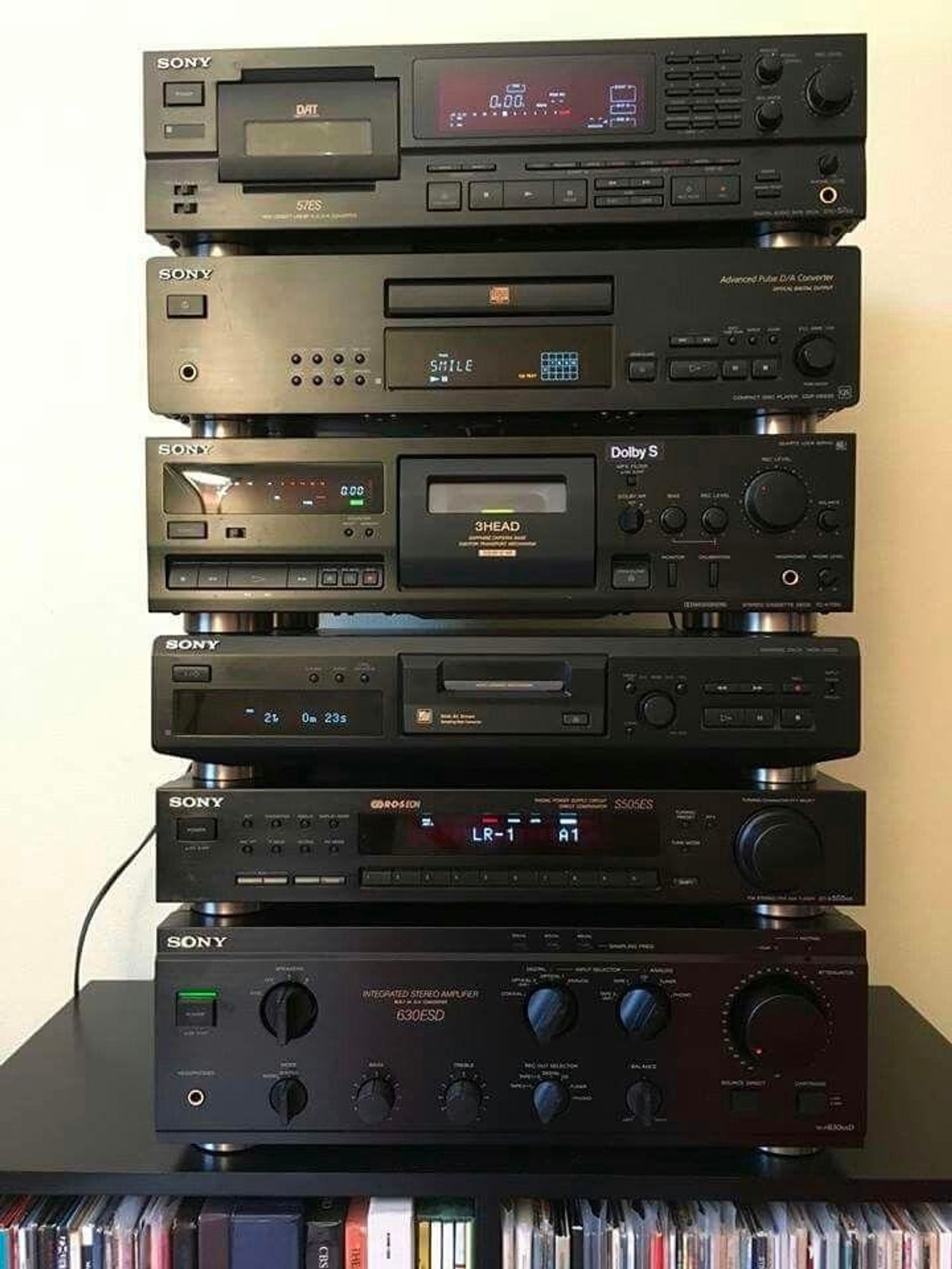 Ein Hifi-Turm von Sony mit Verstaerker, Tapedeck, CD-Wechsler, Tuner etc. Schwarz und 6 Einheiten hoch