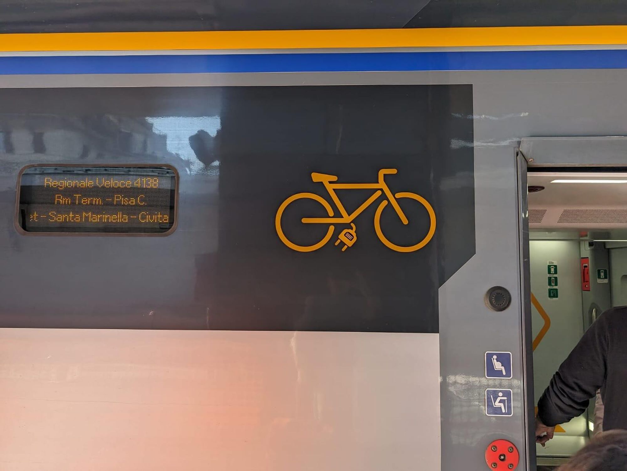 Zug von Aussen. LED Schild mit Route, daneben ein eBike Symbol