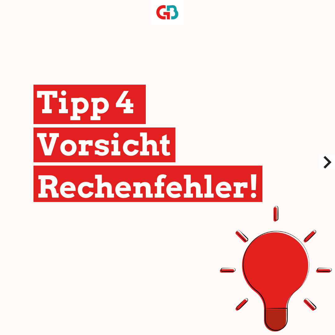 Textkachel: Weiße Schrift auf rotem Hintergrund. Es ist eine Grafik von einer aufleuchtenden Glühbirne in Rot zu sehen. Der Hintergrund der Kachel ist rötlich-beige. Aufschrift: Tipp 4 – Vorsicht Rechenfehler!