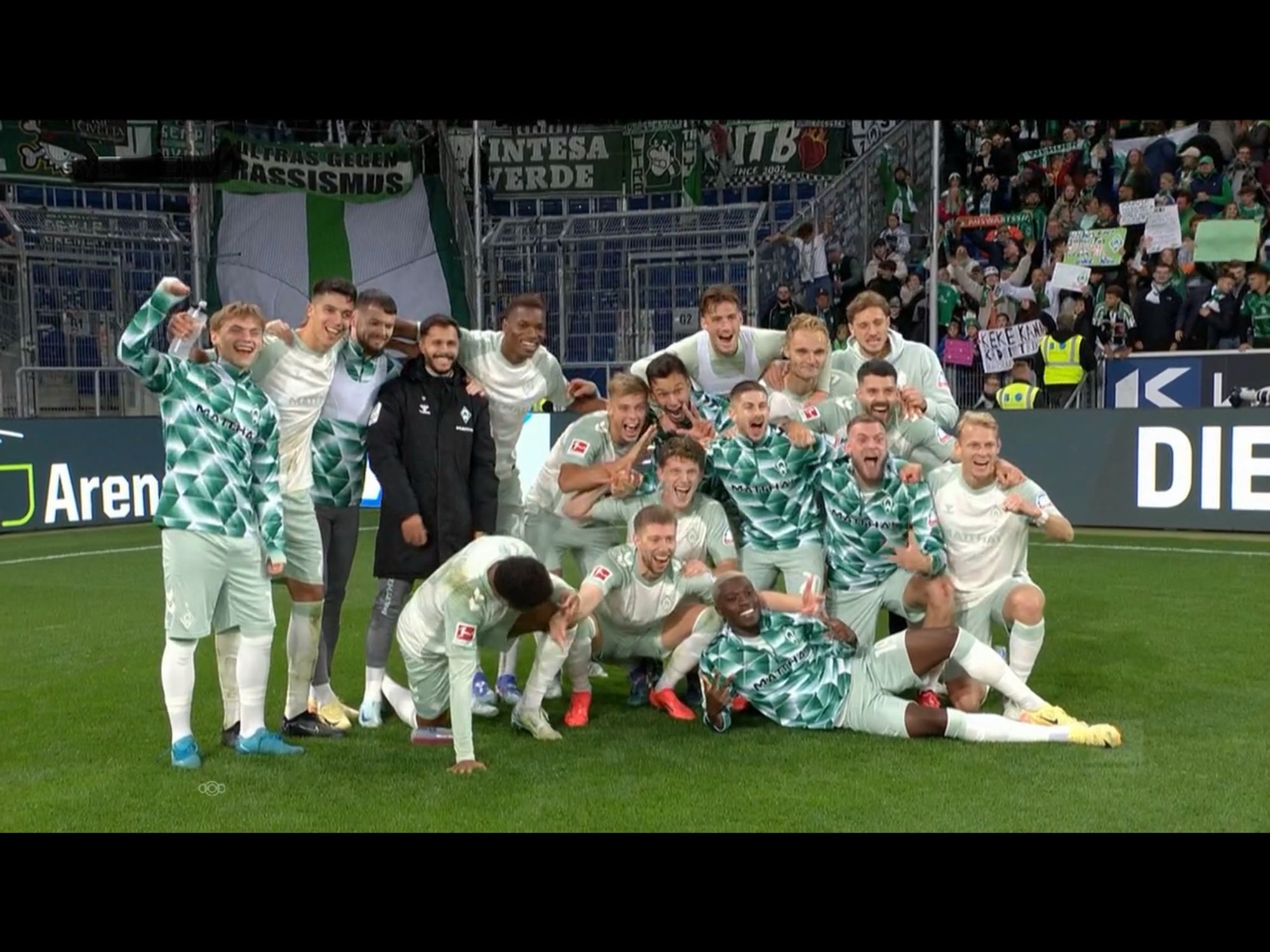 Werder Mannschaftsfoto nach dem 4:3-Sieg in Hoffenheim