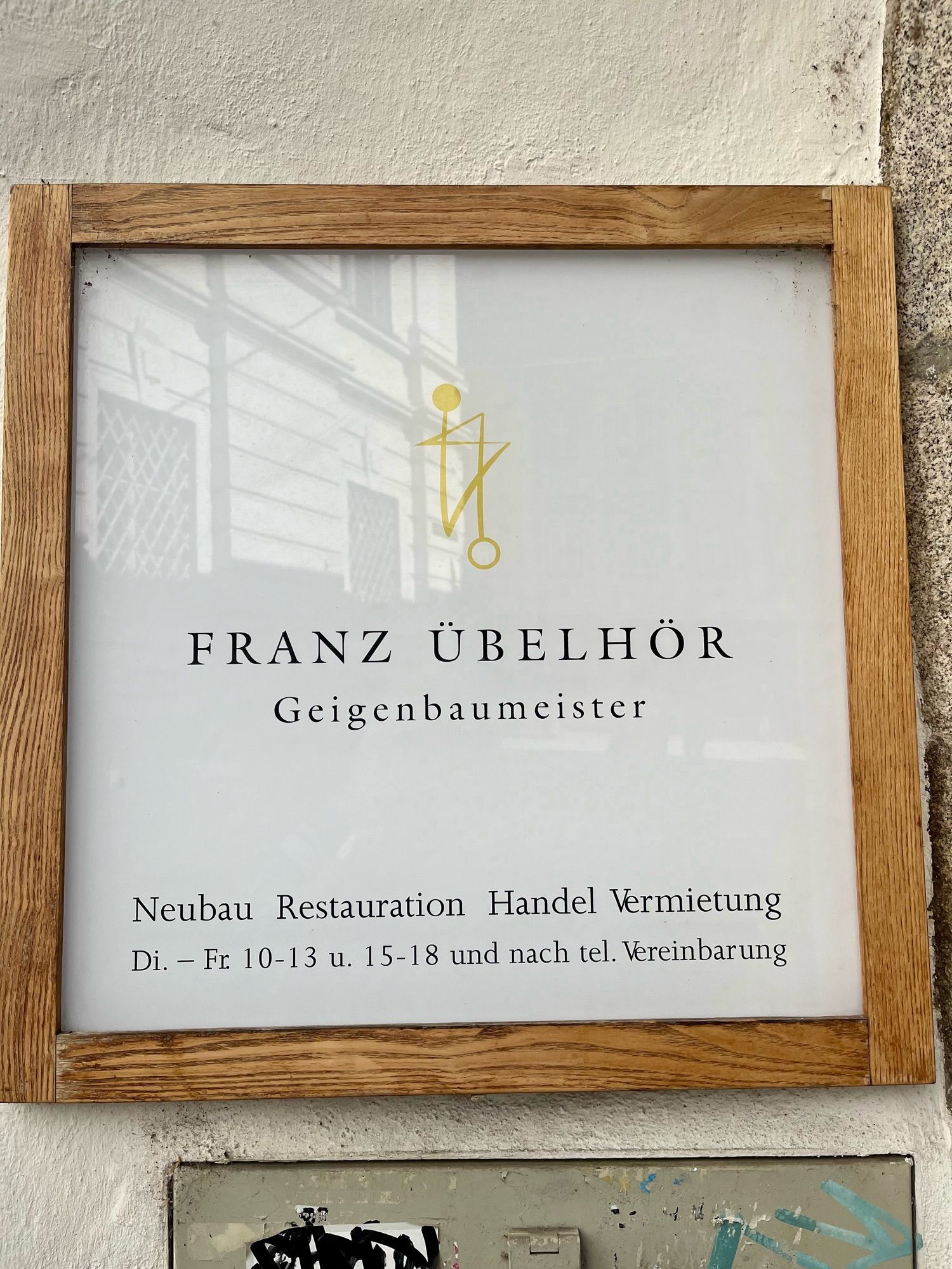 Schild Franz Übelhör, Geigenbaumeister.