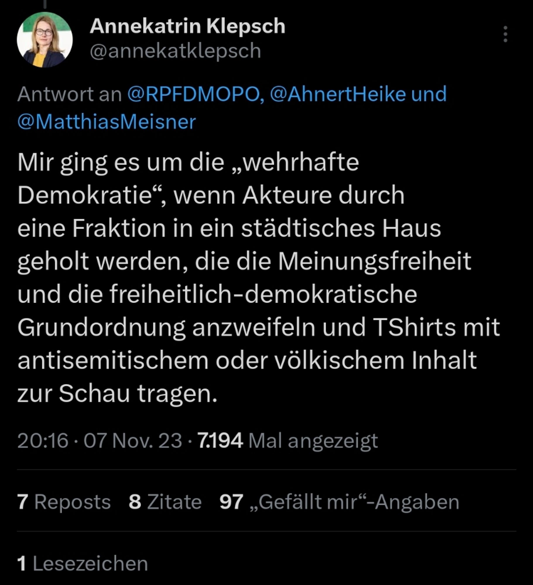 Screenshot von Twitter. Ein Beitrag von Annekatrin Klepsch mit folgendem Inhalt: "Mir ging es um die „wehrhafte Demokratie“, wenn Akteure durch eine Fraktion in ein städtisches Haus geholt werden, die die Meinungsfreiheit und die freiheitlich-demokratische Grundordnung anzweifeln und TShirts mit  antisemitischem oder völkischem Inhalt zur Schau tragen."