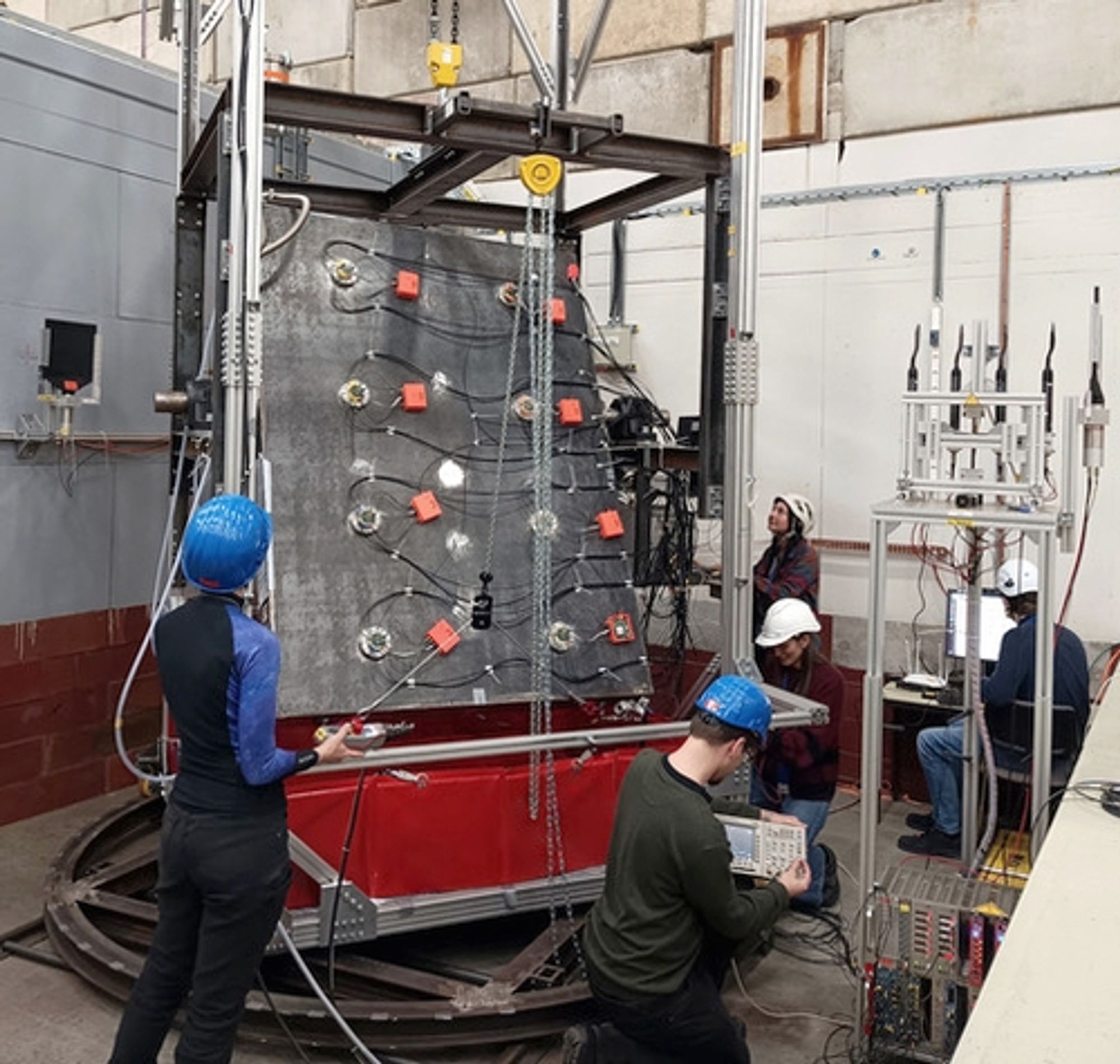 Physikerinnen und Physiker von beteiligten deutschen Instituten testen derzeit einen Prototyp des Surrounding Background Taggers für das SHiP-Experiment am CERN. Der finale Detektor wird mehr als 200-mal so groß sein. (Foto: A. Hollnagel / SHiP Collaboration)