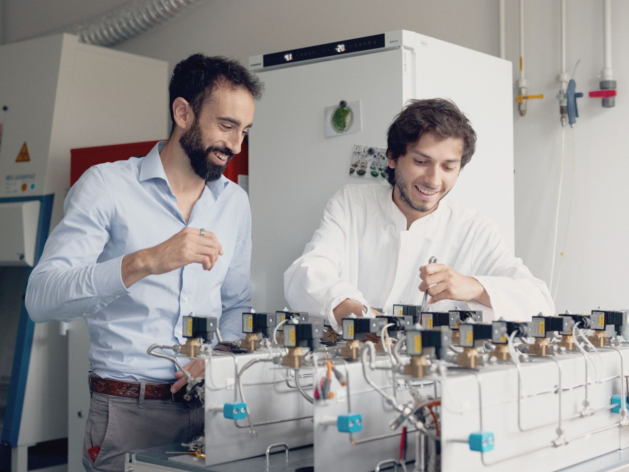 ERC Starting Grant-Gewinner Dr. Cyprien Verseux (links) und Doktorand Tiago Ramalho arbeiten an Atmos (Atmosphere Tester for Mars-bound Organic Systems). 
(Bild: Patrick Pollmeier / Universität Bremen)