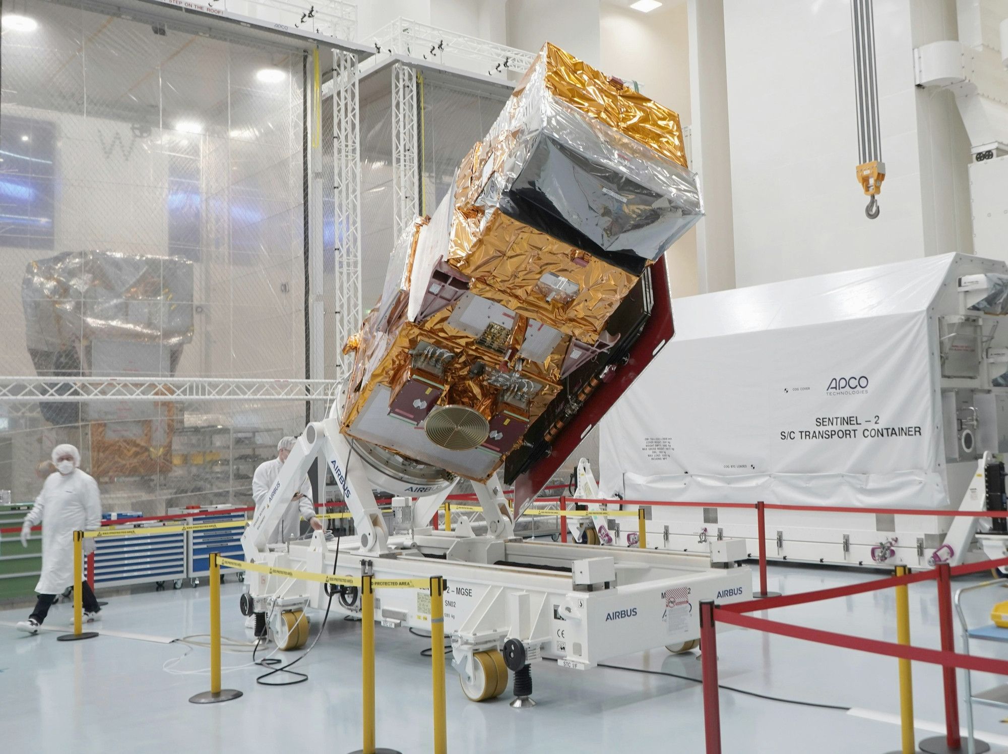 Copernicus Sentinel-2 C vor dem Verladen in seinen Container. (Bild: Airbus)