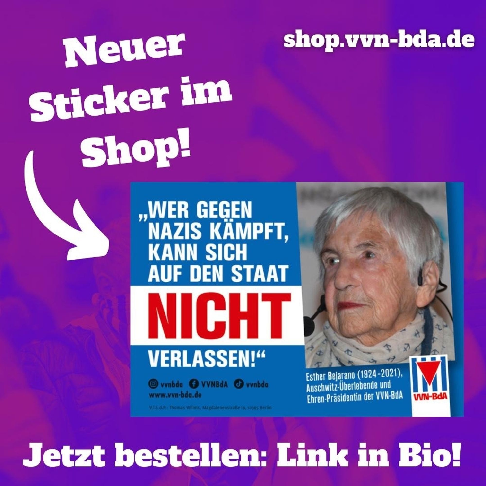 Überschrift: Neue Sticker im Shop, jetzt bestellen! Bild eines Aufklebers mit blauem Hintergrund und einem Foto von Esther Bejarano. Darauf das Zitat: "Wer gegen Nazis kämpft, kann sich auf den Staat nicht verlassen!"