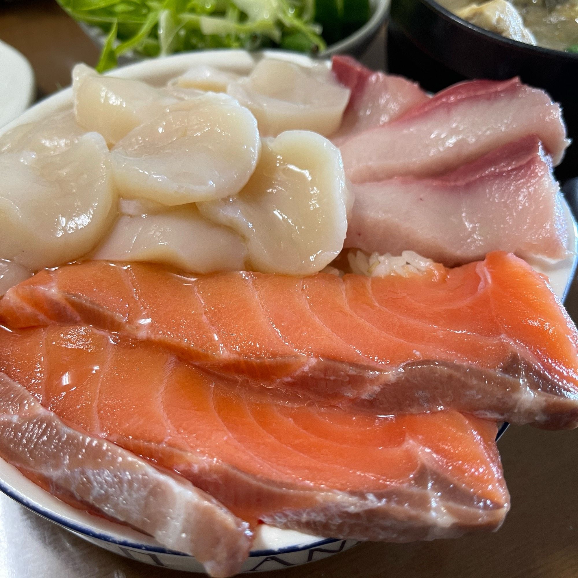 いつかのおうちごはん。新鮮なサーモンとホタテとブリの海鮮丼