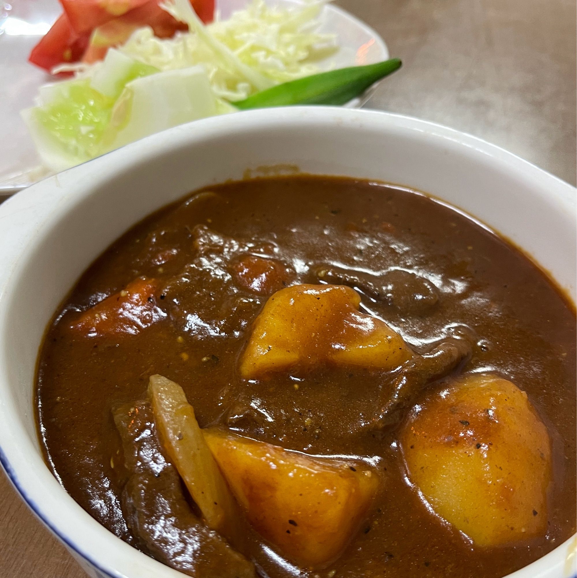 ふるさと納税で届いた牛タンを、グツグツ煮込んでシチューにしました。柔らかくて美味しかった夕食。