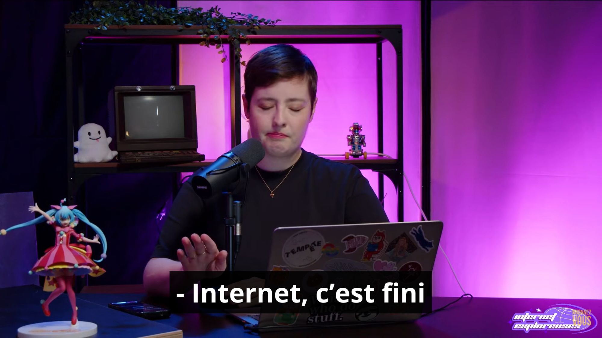 Une femme aux cheveux courts (moi) avec une mine navrée qui dit : "Internet, c'est fini"