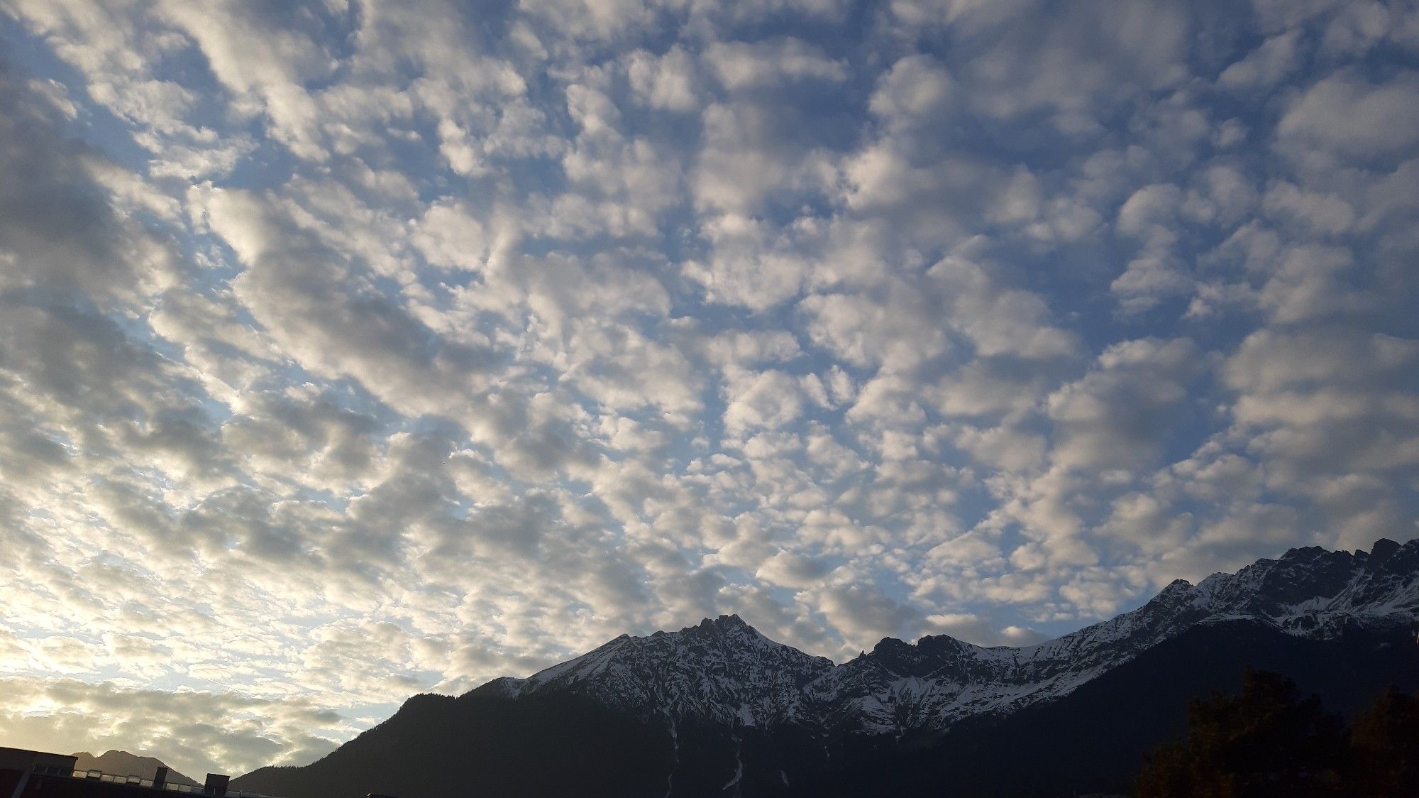 Schäfchenwolken am Abendhimmel, im Zentrum das Brandjoch.