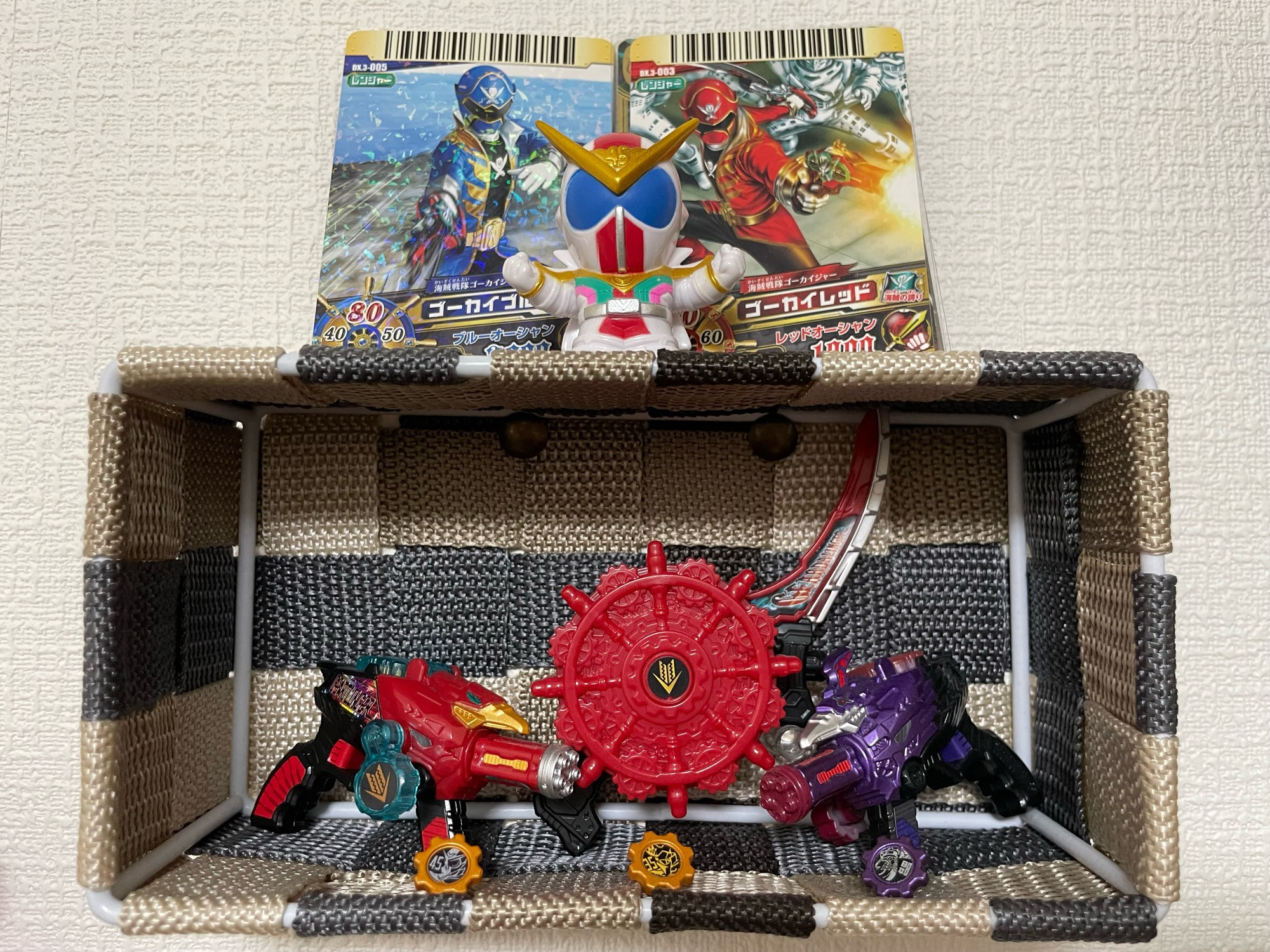 a miniature zenkaiger display featuring little versions of the geartlinger, geardalinger, and geartozinger. on top is zenkaizer and some gokaiger cards that don't have anything to do with zenkaiger but didn't fit anywhere else