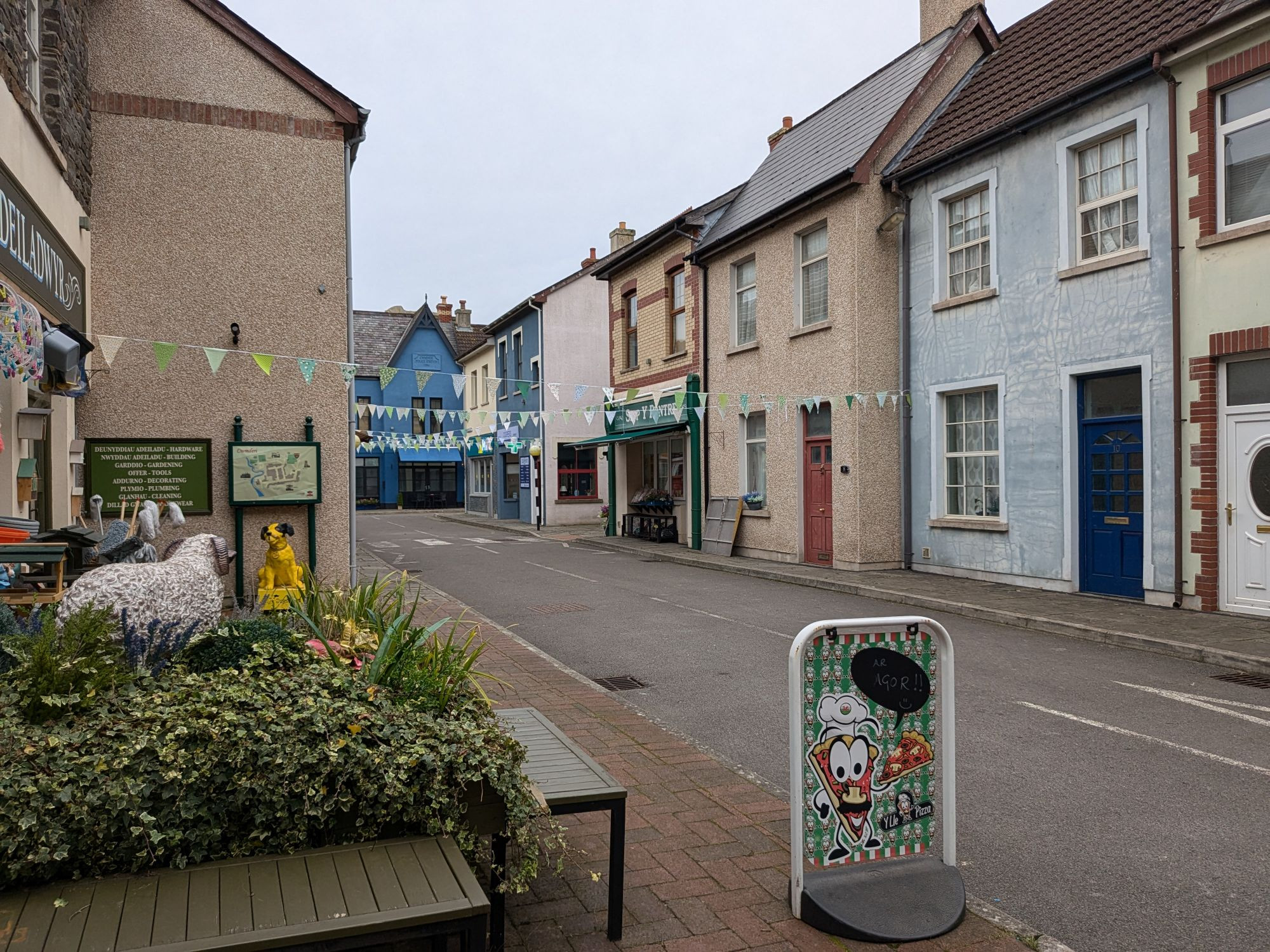 The outside set of Stryd Fawr