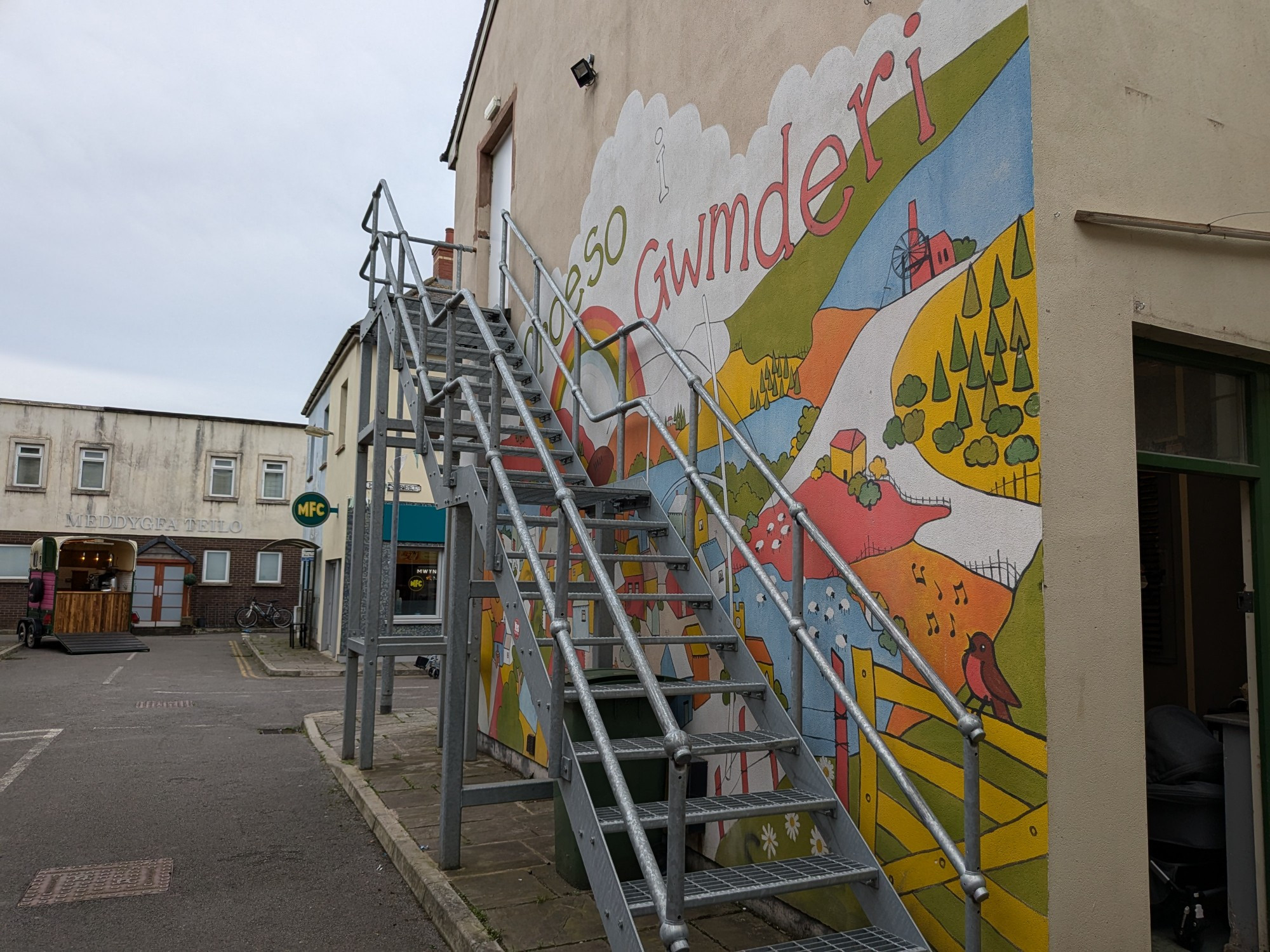 Croeso i Gwmderi painting on the wall