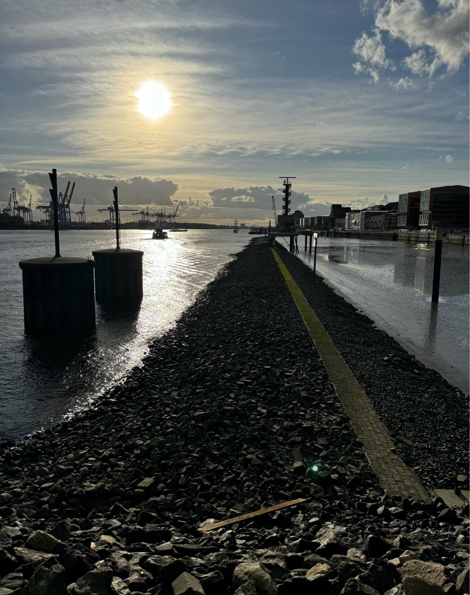 Eine Elbfähre fährt gen Sonnenuntergang..
Blick über die Elbe vom Dockland aus.