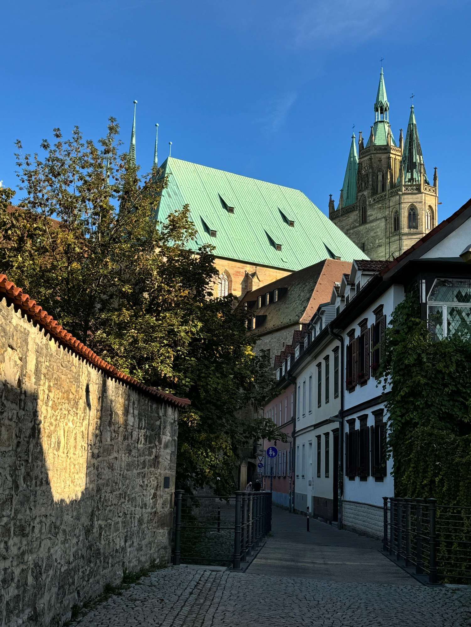 Die Stiftsgasse mit dem Blick auf den Dom.