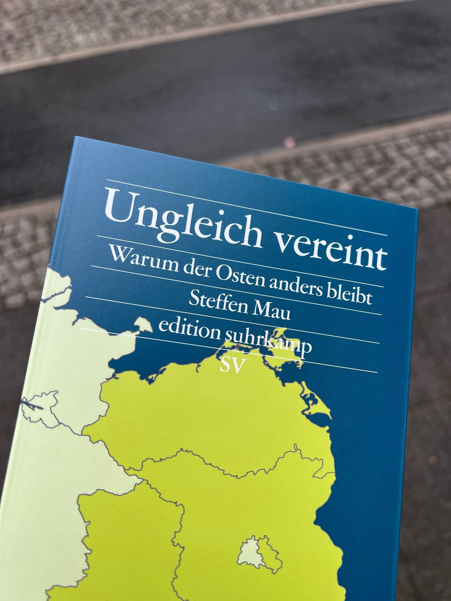 Foto vom Buchcover mit dem Titel „Ungleich vereint – Warum der Osten anders bleibt“ von Steffen Mau.