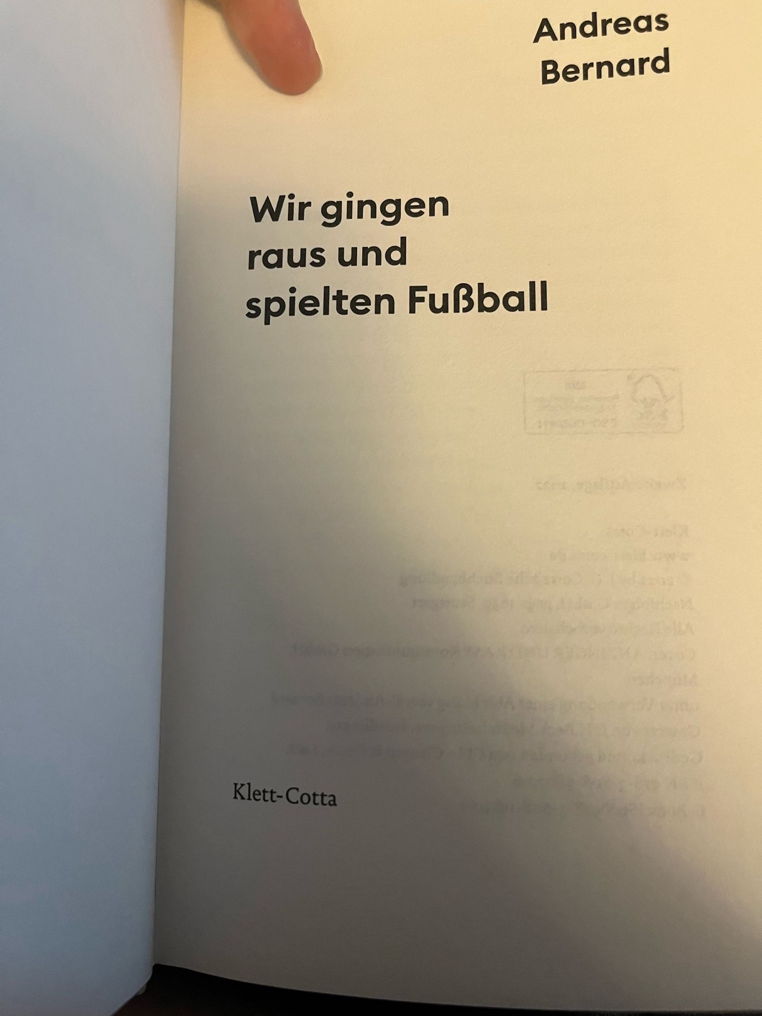 buch: wir gingen raus und spielten Fußball von Andreas Bernhard