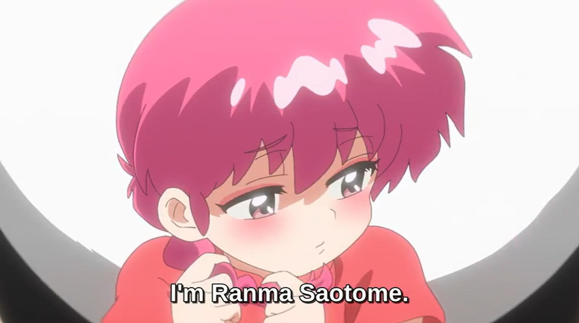 Una imagen con Ranma pelirroja con las manos jugueteando con la coleta, tiene las mejillas enrojecidas y mira con timidez hacia abajo, very demure very mindful, Mientras dice: I'm Ranma Saotome.