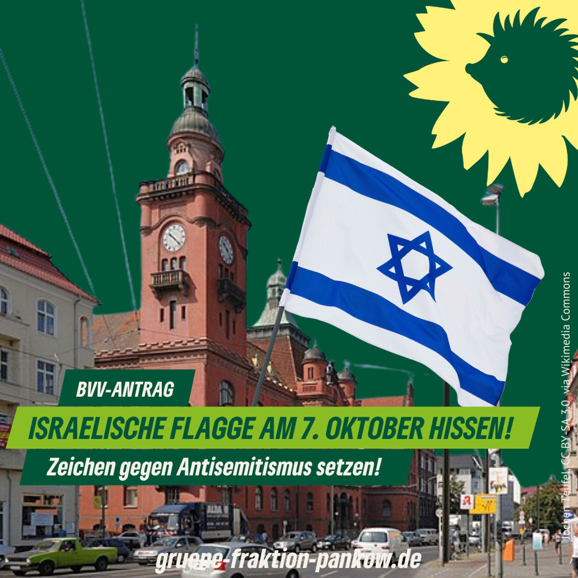 Das Bild zeigt das Pankower Rathaus und eine Israelflagge. 
Darauf zu lesen ist ein Schriftzug: BVV-Antrag, Israelische Flagge am 7. Oktober hissen!, Zeichen gegen Antisemitismus setzen!