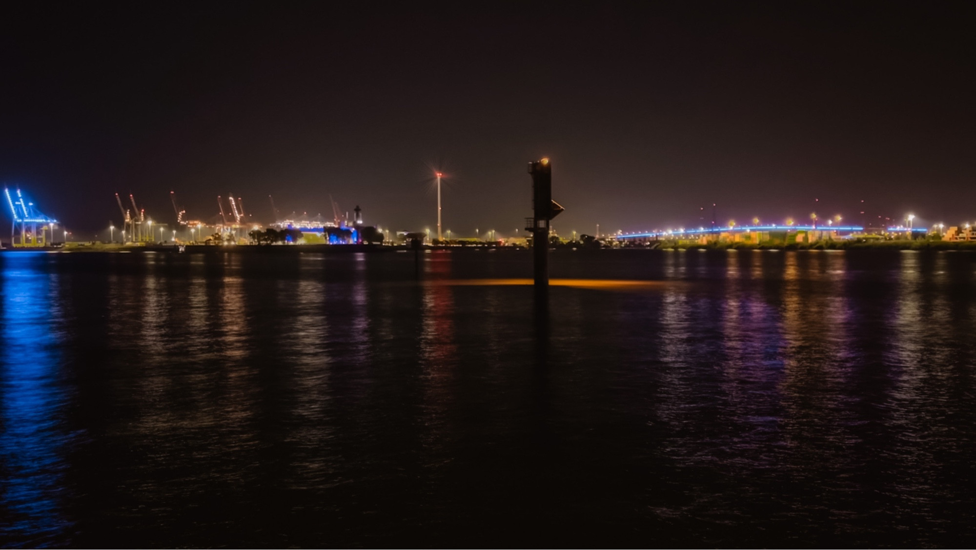 Hamburger Hafen - Blue Port - bei Nacht