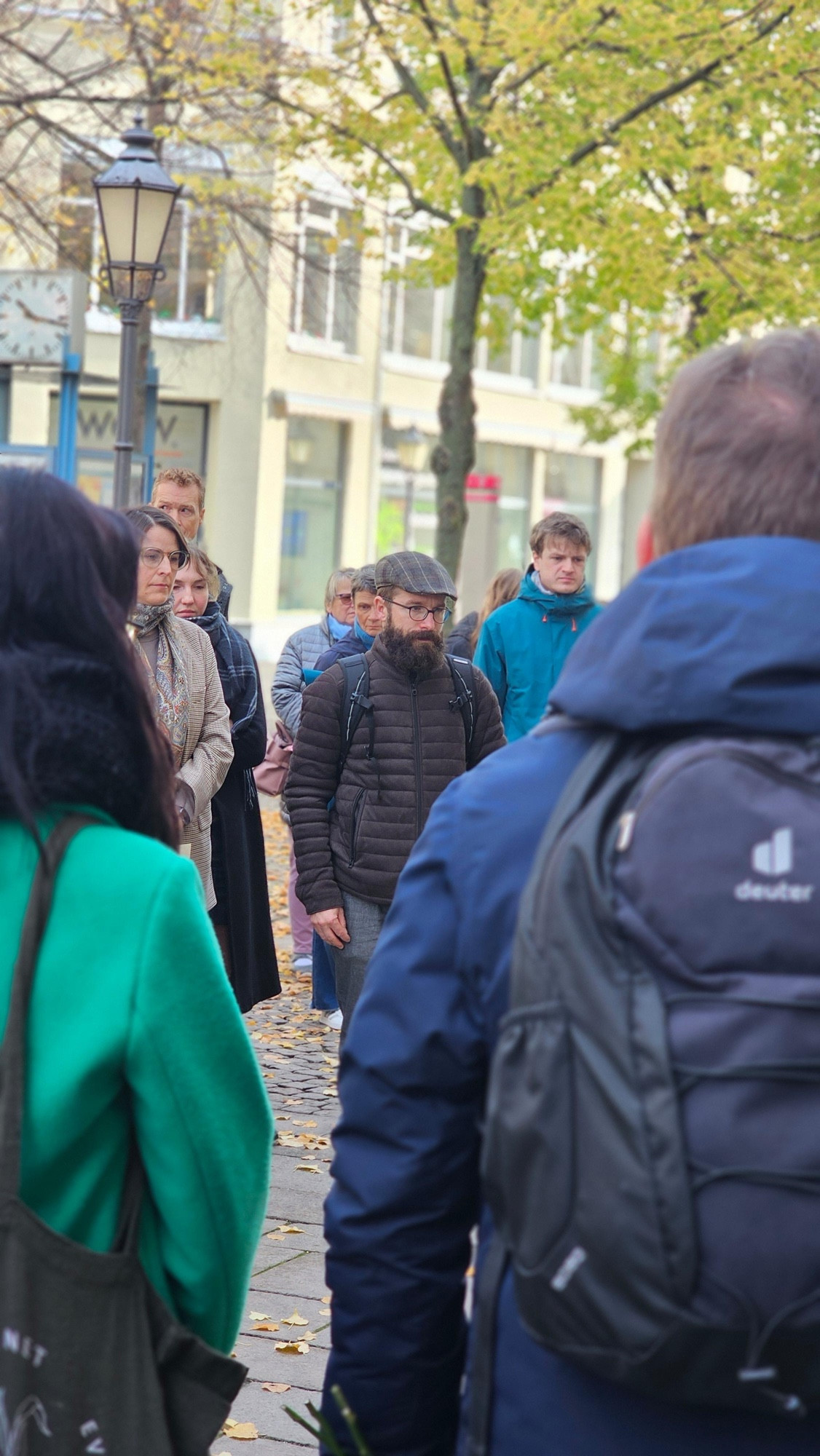 Sebastian Striegel in der Mitte von weiteren Teilnehmenden der Gedenkkundgebung.