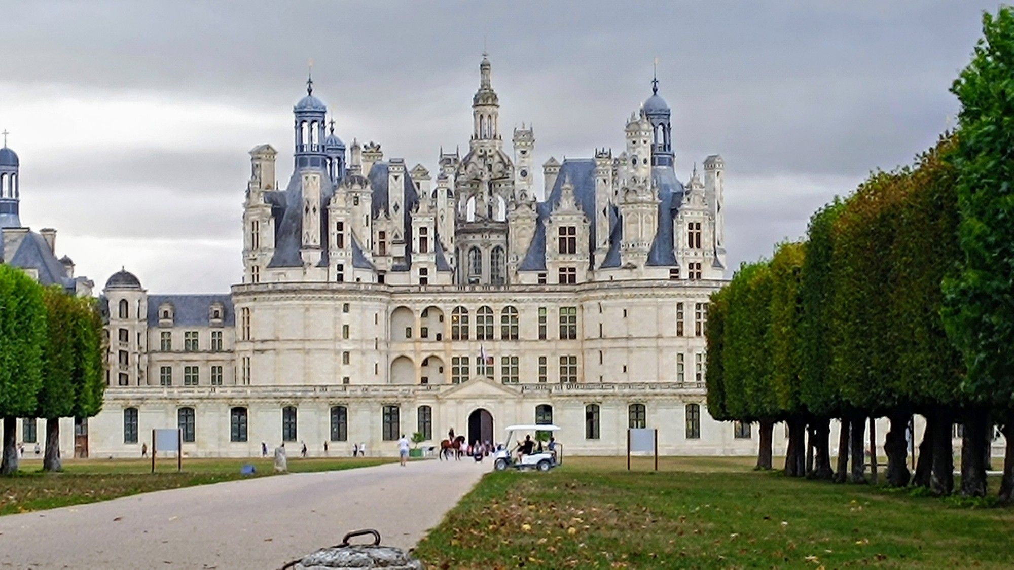 Renaissanceschloss Château Chambord mit Bäumen