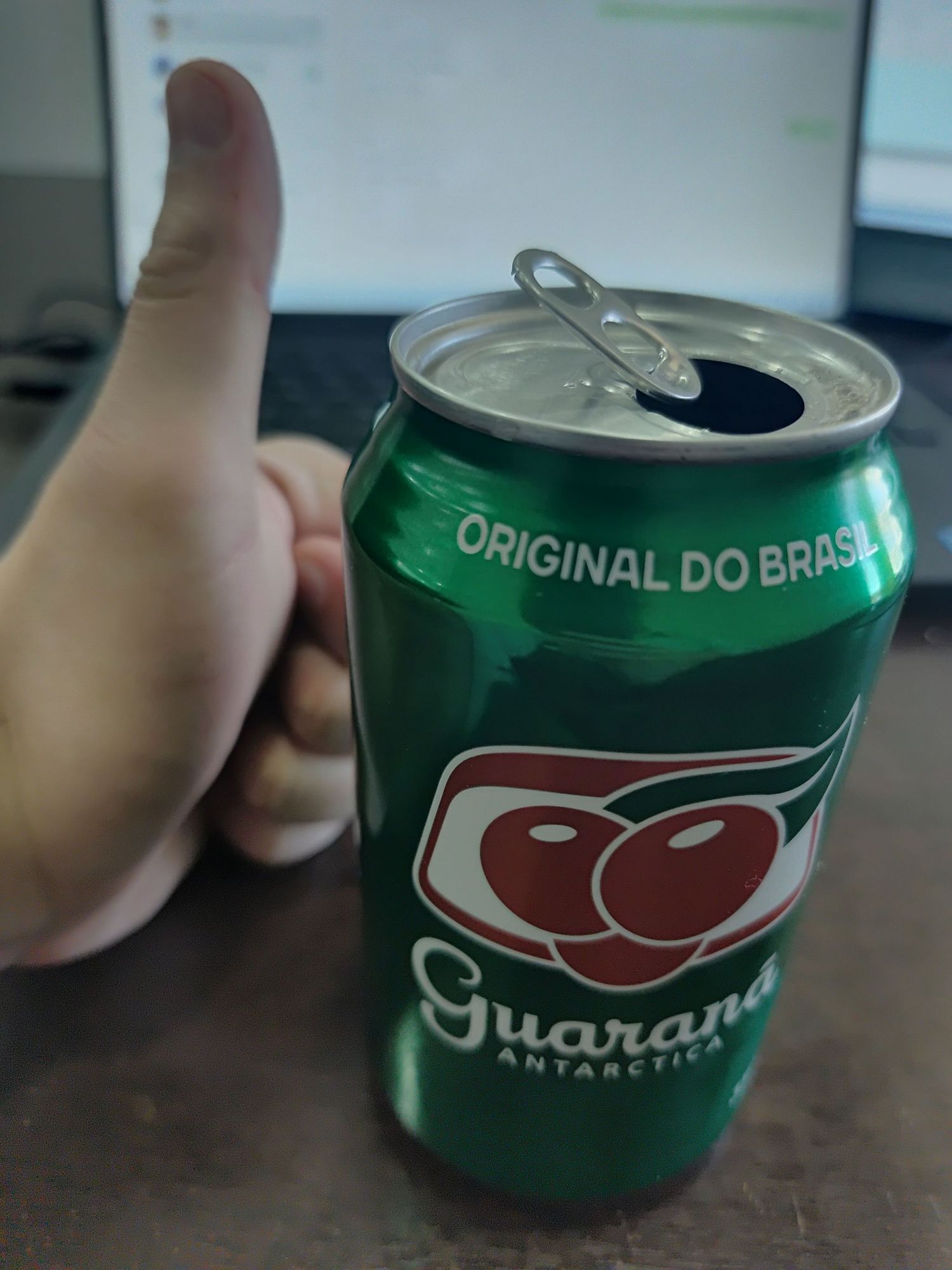 Um tonto (eu, o autor) dando um joinha (vulgo polegar pra cima) ao lado de uma lata de refrigerante "Guaraná Antarctica"