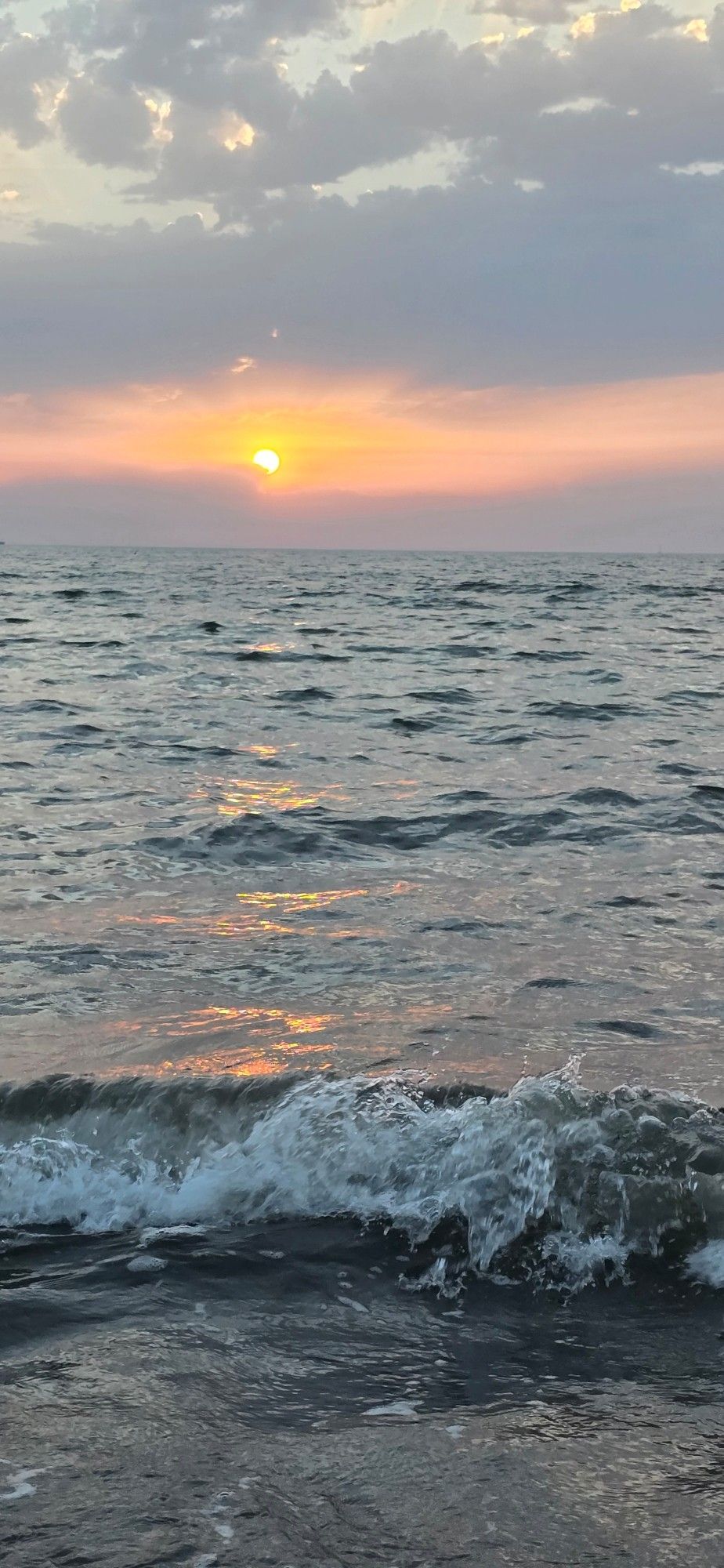 Der Blick übers Meer auf den Horizont mit der aufgehenden Sonne schon etwas höher.