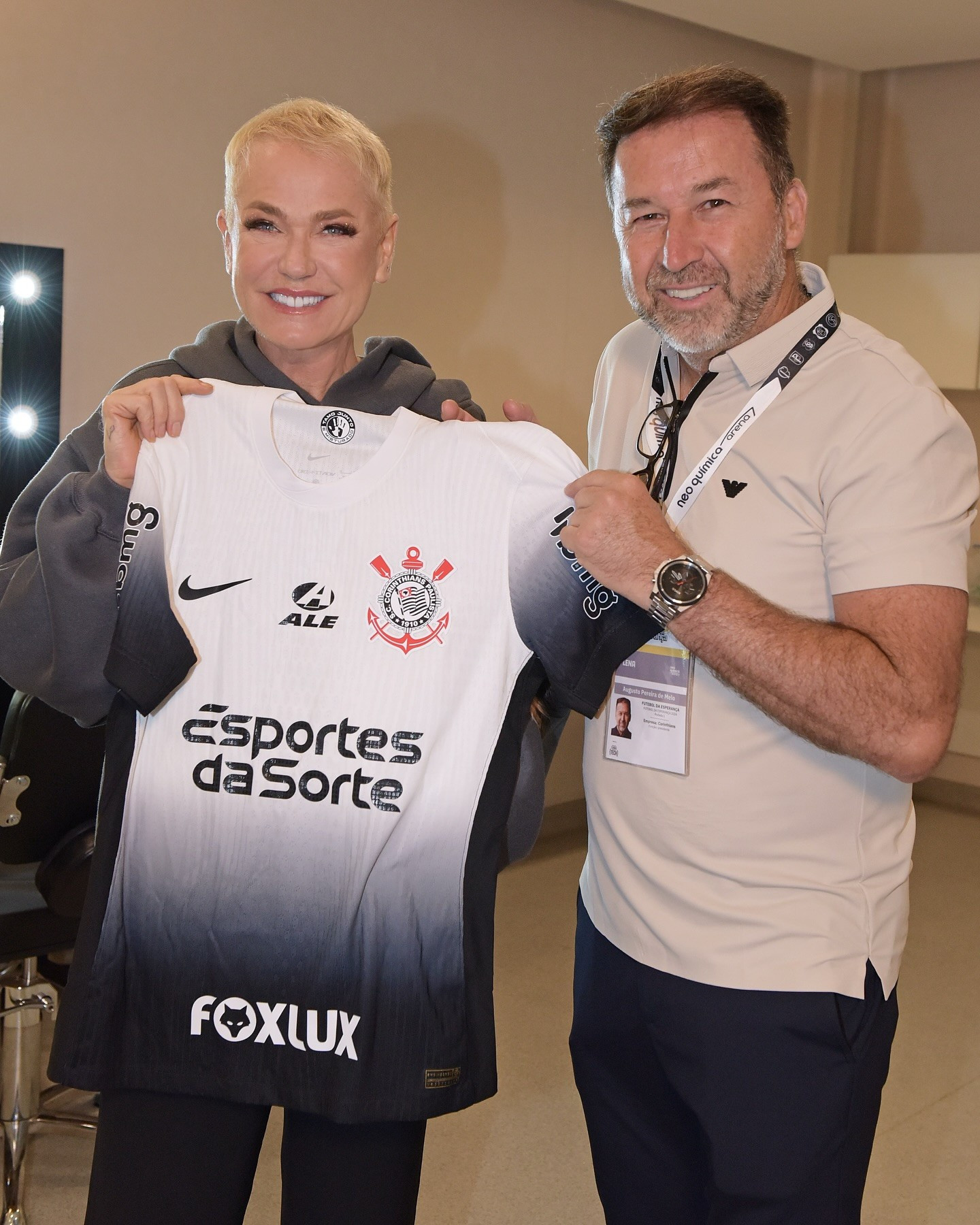 Xuxa Meneghel segura camisa do Corinthians ao lado de Augusto Melo