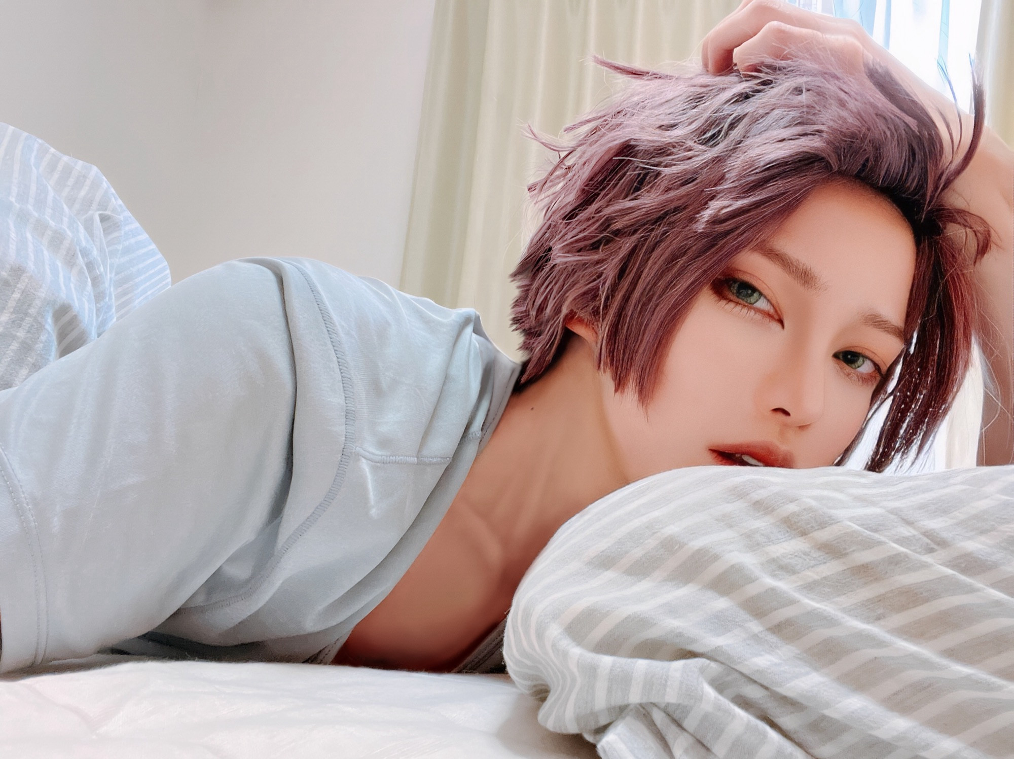 Sae, who has just woken up, is looking at you with a sulky look.

And he said, “too early to get up, sweetie.”

You have caught his eye. 
Would you like to relive your dreams with him or would you like to enjoy a late breakfast?

The choice is yours. 

Have a nice weekend!