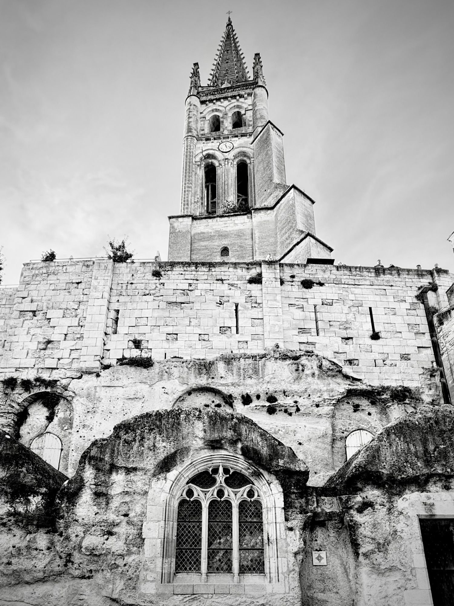 Eglise Collégiale et son Cloître exterior—Gothic architecture atop Romanesque.