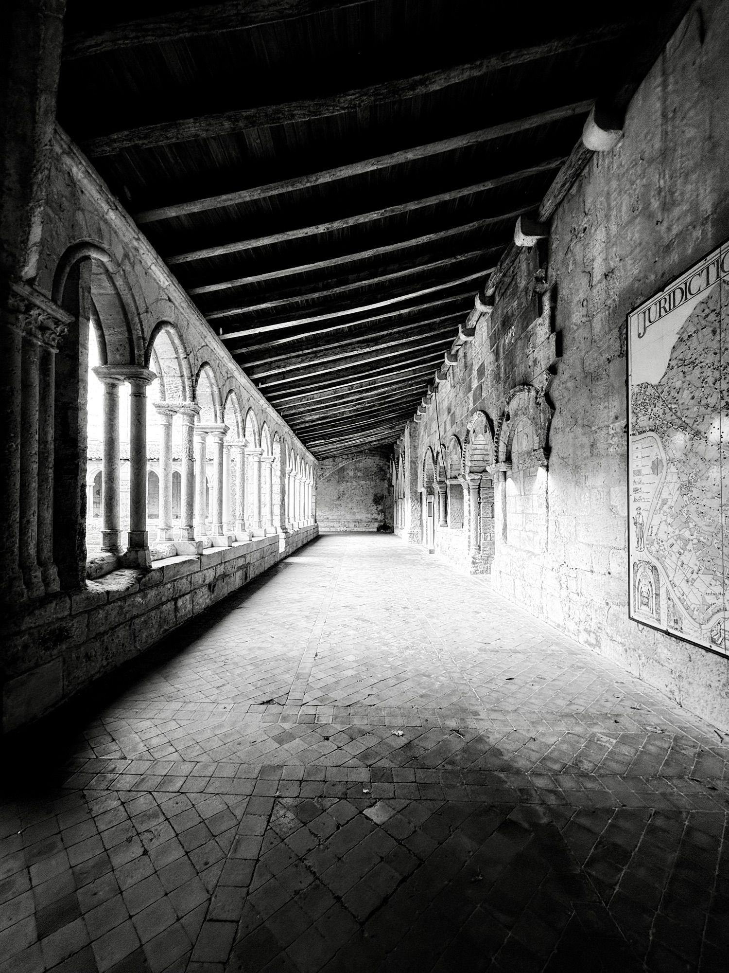 Eglise Collégiale et son Cloître—cloister interior in late afternoon.